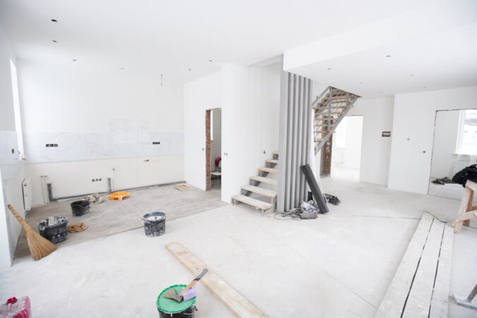 Intérieur d'un appartement en cours de rénovation d'appartement, avec escalier ouvert et espace de vie dégagé