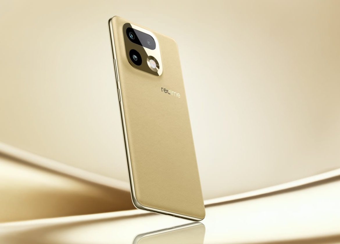 Smartphone realme 16 Pro en édition or brossé, flottant de biais au-dessus d'une surface réfléchissante, avec son grand module caméra triple visible à l'arrière.