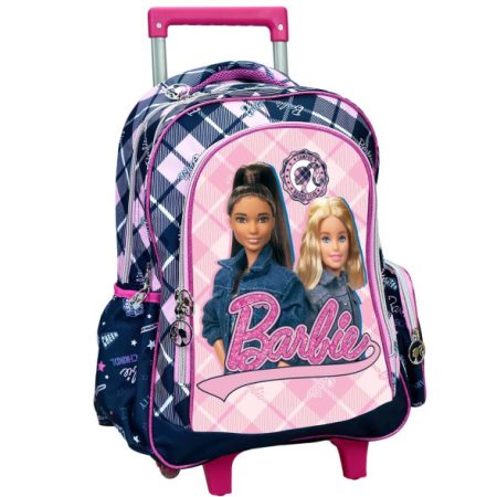 Un cartable à roulettes rose et bleu marine à motif écossais affichant deux poupées Barbie sur la poche centrale.