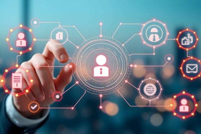 Une main d'homme pointant un écran virtuel interactif affichant une structure connectée avec des icônes de profil.